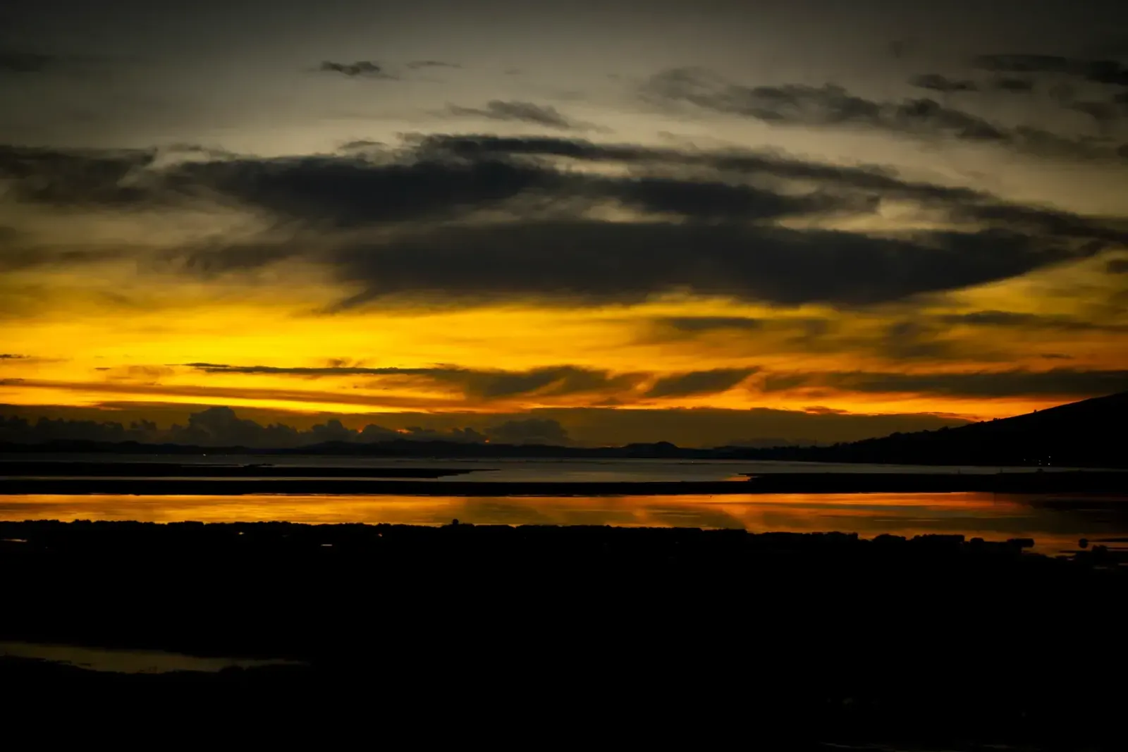 Atardecer sobre el lago Titicaca
