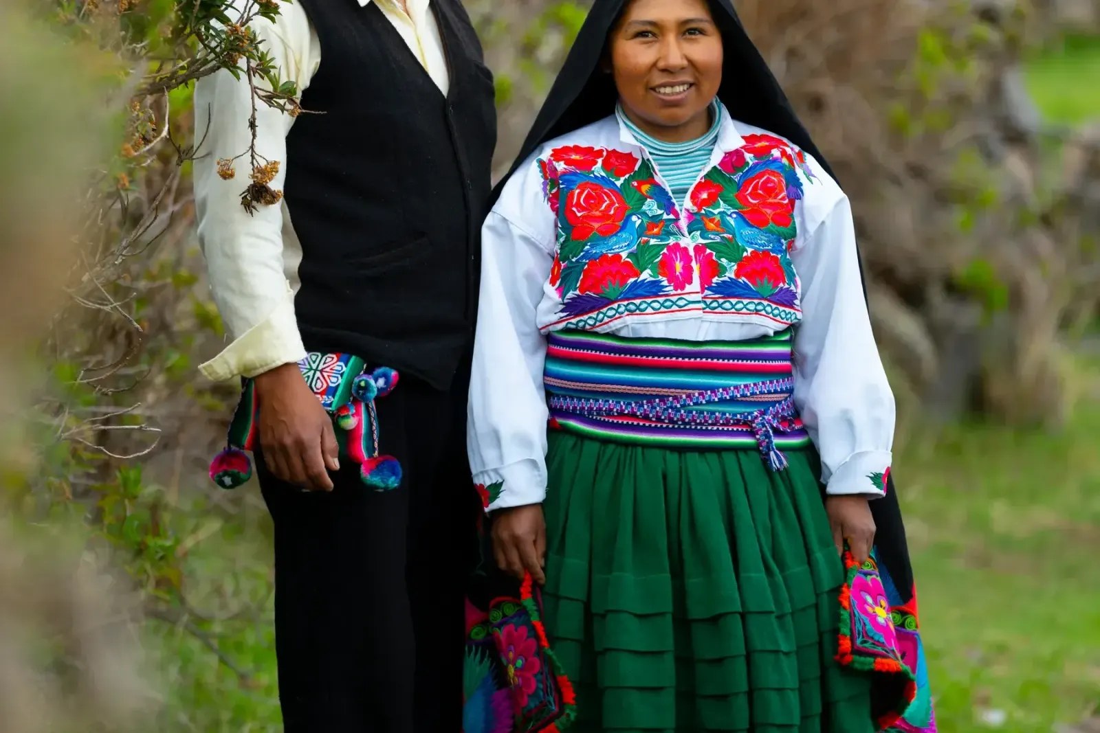 Pareja de Amantaní con la ropa de la isla