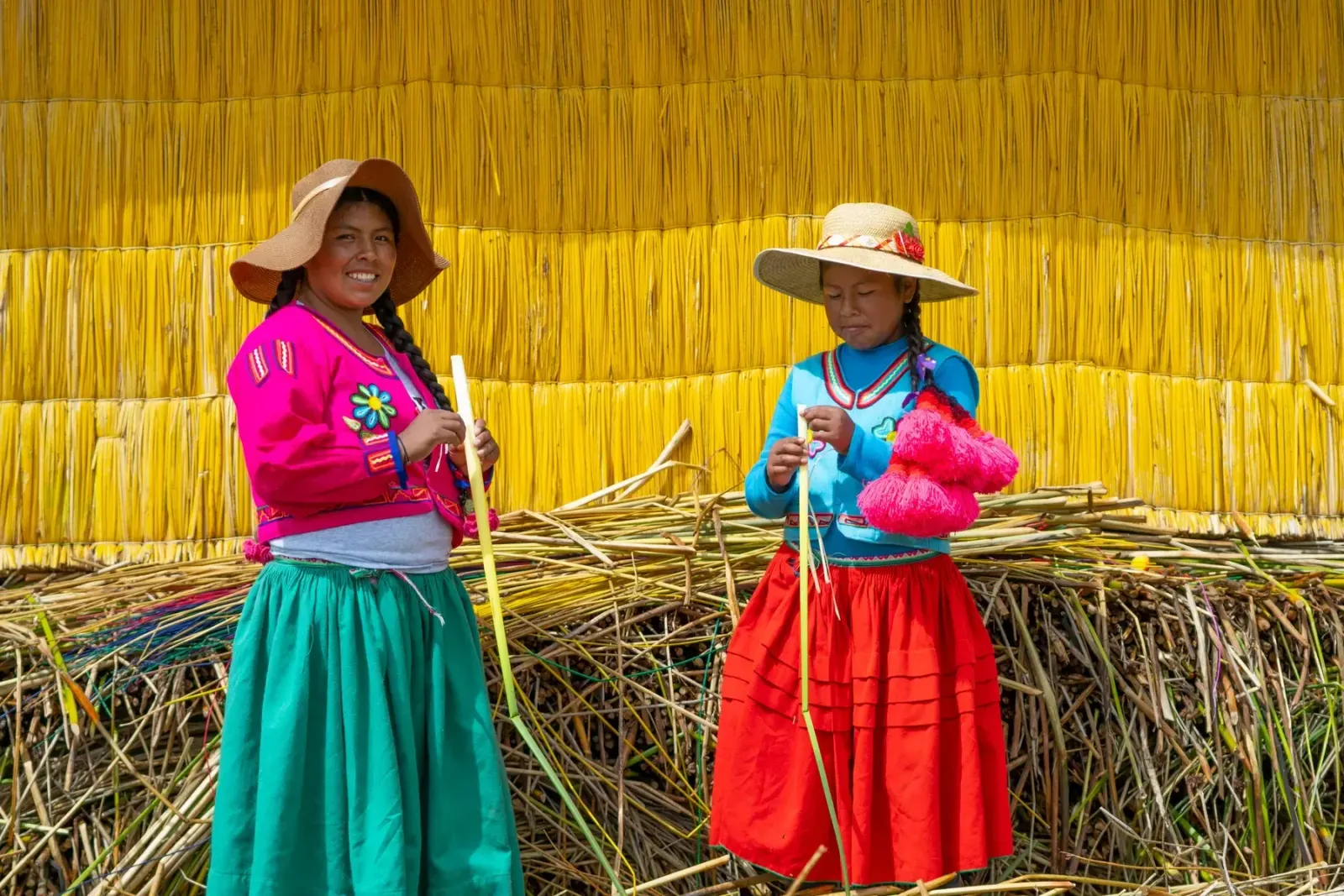Mujeres uro trabajando la totora